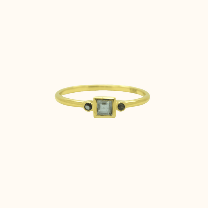 capi Deco Sapphire Ring With Square Cut And 2 Briljant Cut